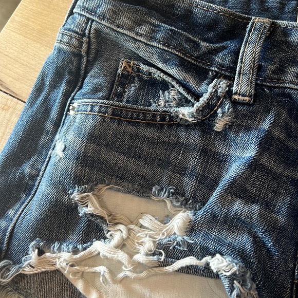 Abercrombie and Fitch low rise jean shorts - Picture 4 of 8